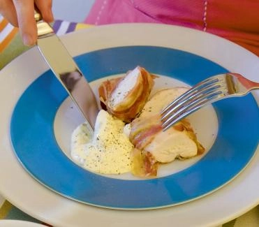 2013-11-pouletbruestchen-im-speckmantel-an-senfsauce